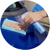 水を拭き取りながらスプレー