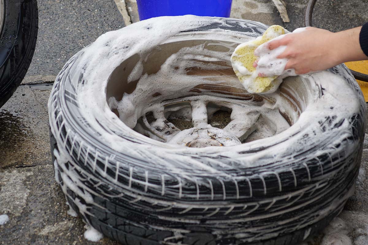 自分で行う車の雪対策 タイヤ交換時のメンテナンスとタイヤチェーンの簡単取り付け方法 ソフト99広報ブログ 99ブロ