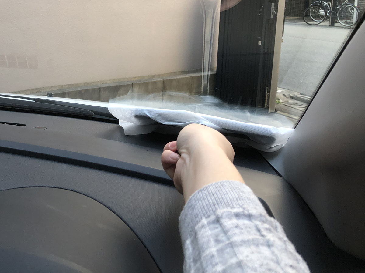 車内のくもりの原因 フロントガラス内側の汚れ を手軽にきれいにする方法 ソフト99広報ブログ 99ブロ