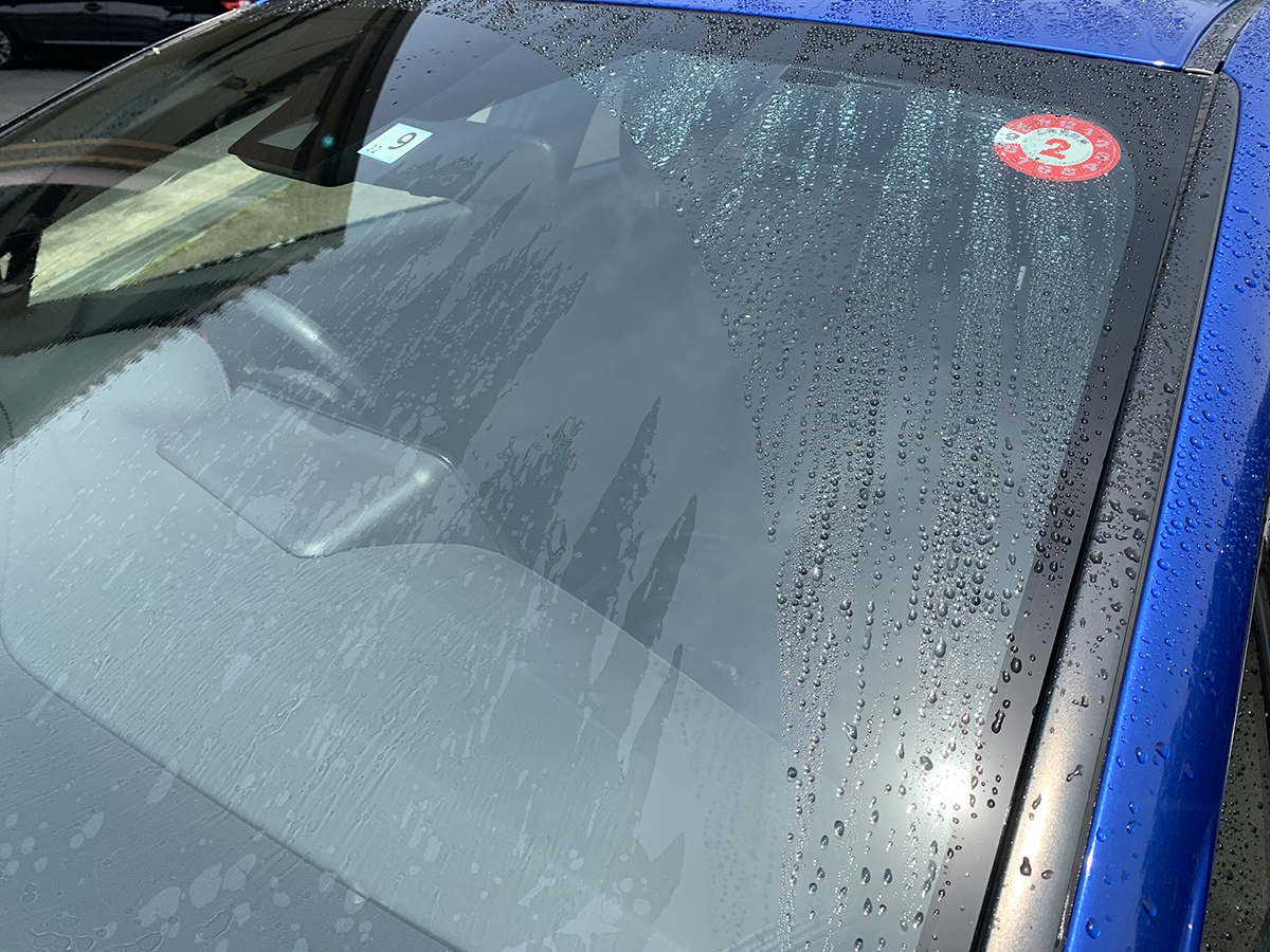 車も梅雨対策！ガラス撥水剤を塗る前の簡単油膜取りはコレ！