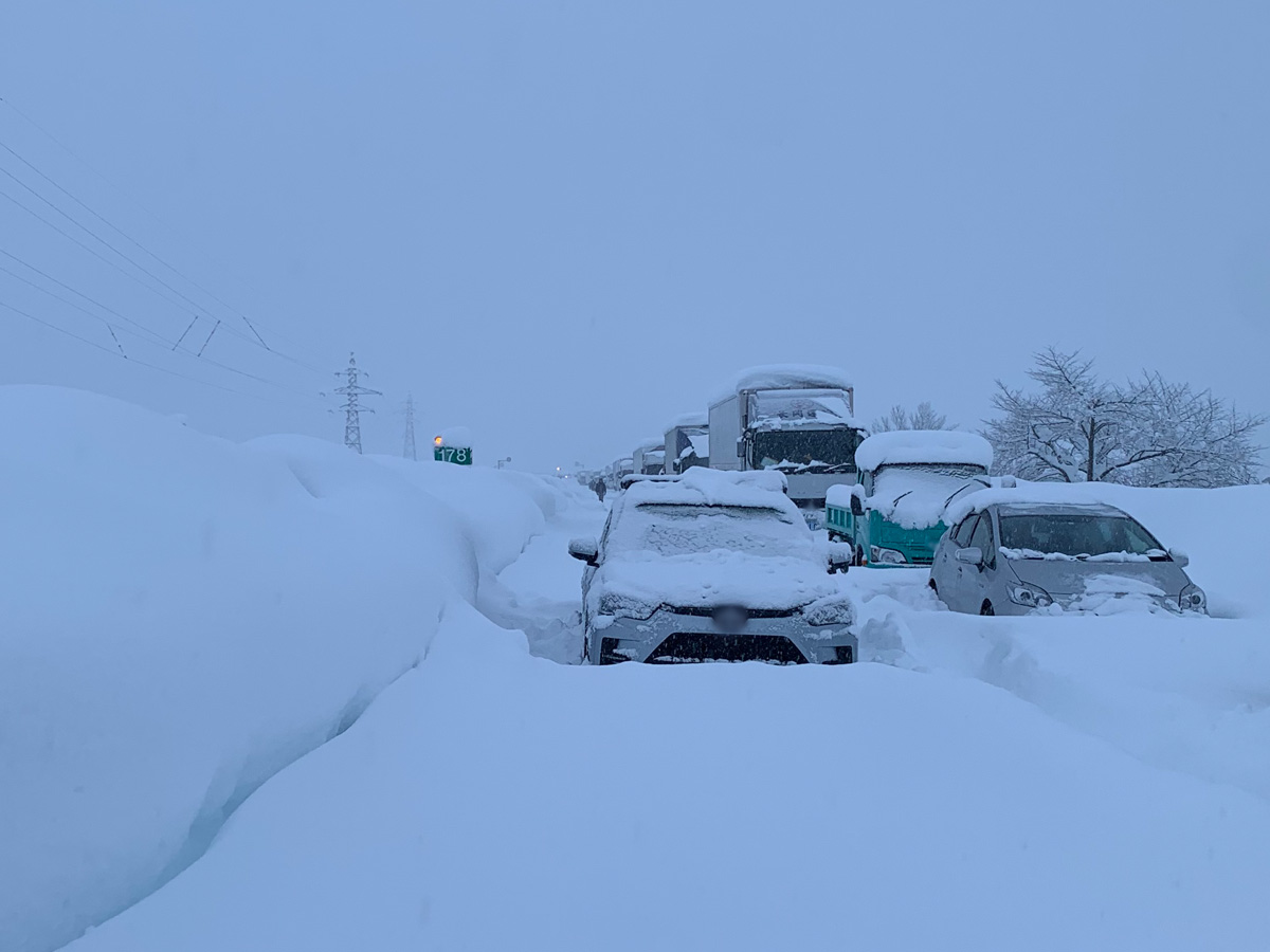 大雪で車が立ち往生 雪道ドライブ対策と防災の備え ソフト99広報ブログ 99ブロ