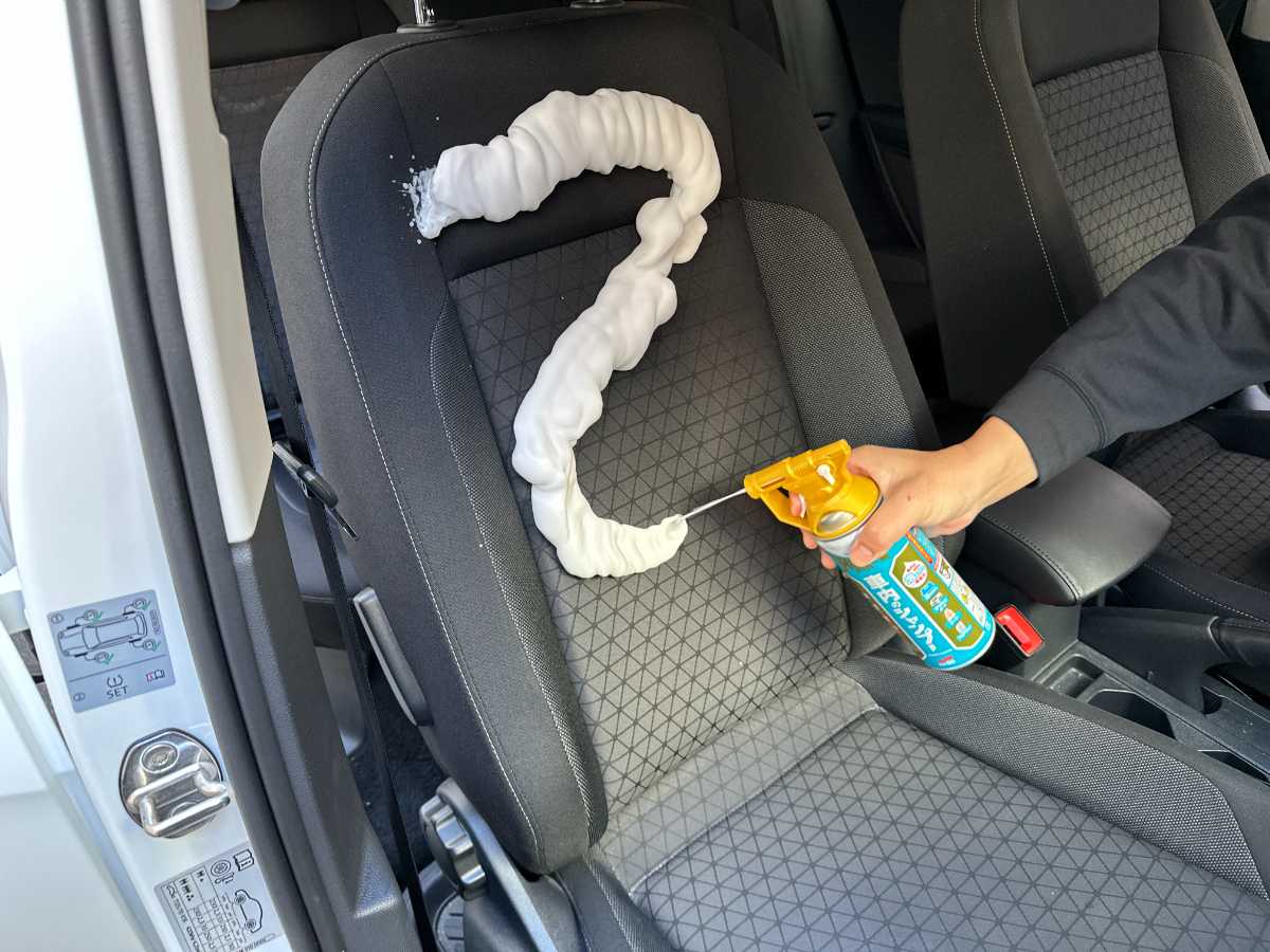 意外と汚れてる！？年末の車内大掃除で『布シートの汗ジミ』や『夏の日焼け止め汚れ』を撃退する裏技公開！