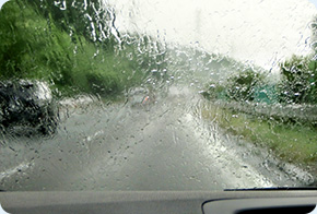 ワイパーで拭ききれない豪雨