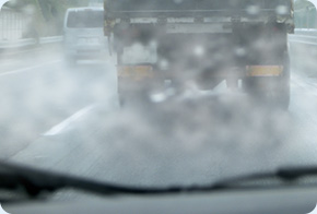 前方車両からの水しぶき