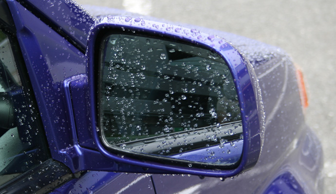 If the side mirrors are as shown in the picture while driving, it is very dangerous.