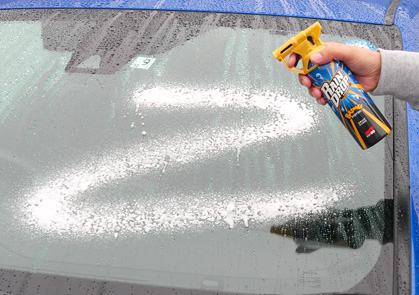 洗車後の濡れたガラスにスプレー