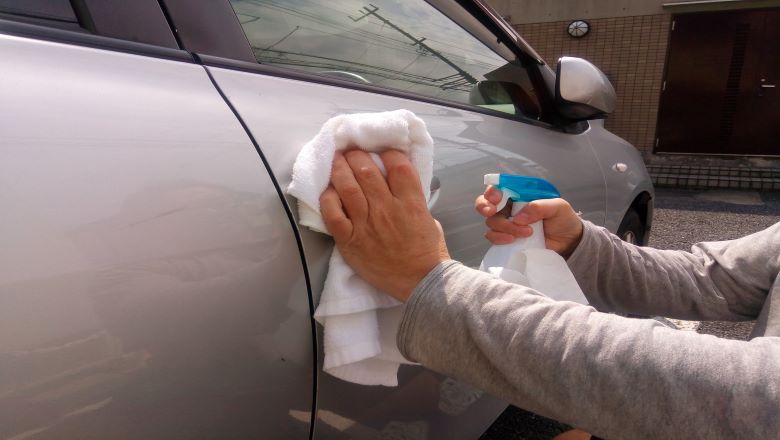 スプレータイプのカーケア用品の中には水なし洗車が可能な製品もある