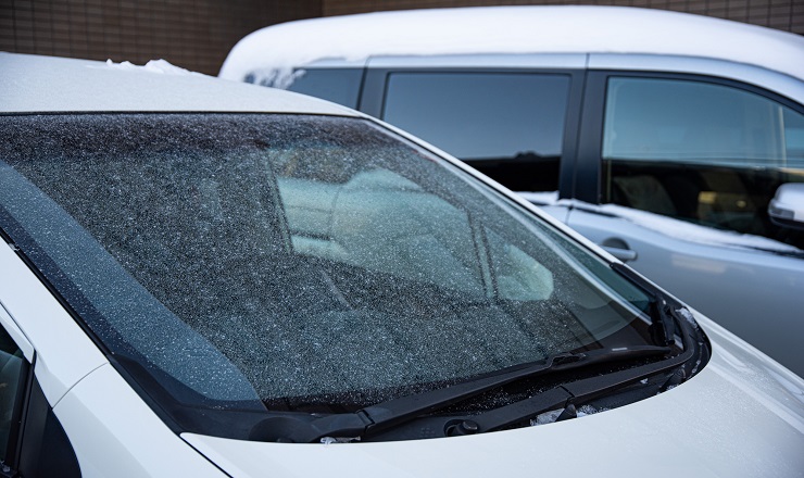 外気温が低い場合はお湯や解氷剤を使って洗車しよう
