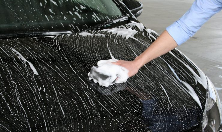 黒い車の洗車手順とポイント