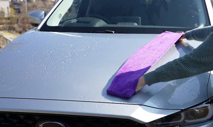 洗車用クロスで水分を拭き取っている画像