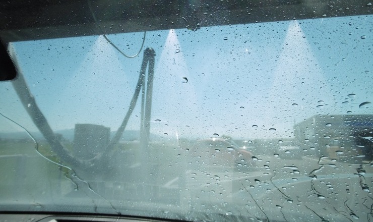 洗車機で洗車をしている画像