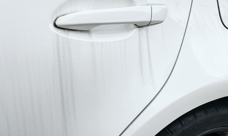 車に水垢がついている画像