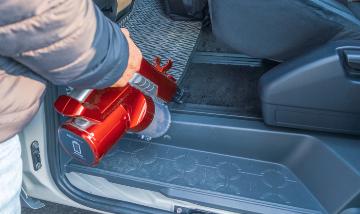 車を掃除機で掃除している画像