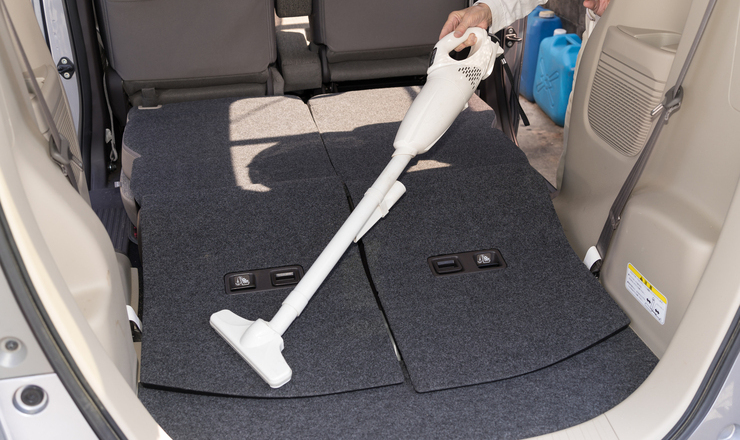 車を掃除機で掃除している画像