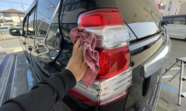 車を拭いている画像