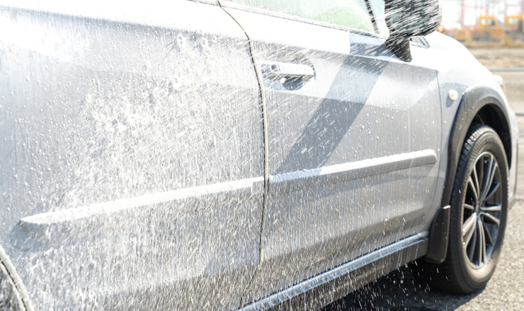 汚れが付着した車の画像