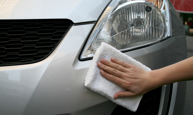 車を拭いている画像