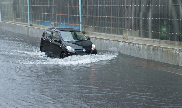 雨につかる車の画像