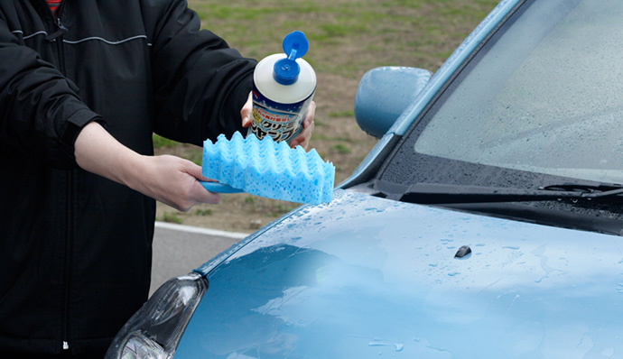 將洗車精直接倒在海綿上。
