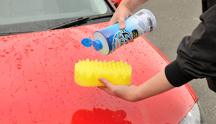 將洗車精直接倒在海綿上。