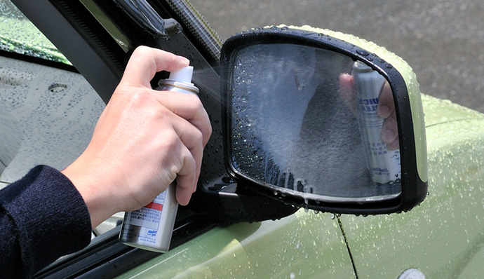 下雨即用『超親水性倒車鏡防水劑』保障視野良好，確保行車安全。