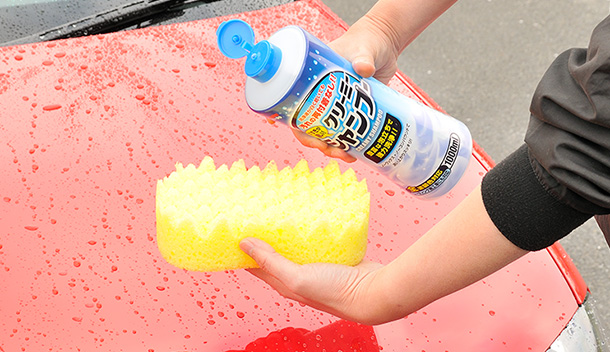 有些種類的洗車精可以直接倒在海綿上使用。