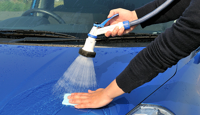 洗車後車身上撒上水，之後拿粘土在車身上輕輕滑動。